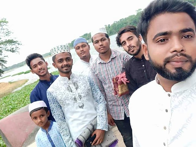 করোনার প্রভাবে বাসা থেকে বের হইনি দীর্ঘ দিন। ঈদের দিন নামাজে এসে সব চাচাতো ভাইয়েরা একসঙ্গে সেলফিতে। ছবি: মুহা. ইকবাল আজাদ।