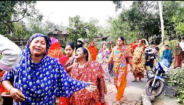 ঝড়-বৃষ্টিতে ঘরের ওপর গাছ ভেঙে দুই সন্তানসহ মায়ের মৃত্যুতে স্বজনদের আহাজারি। খলিশাগাড়ী এলাকা, ক্ষেতলাল, জয়পুরহাট, ২৭ মে। ছবি: রবিউল ইসলাম