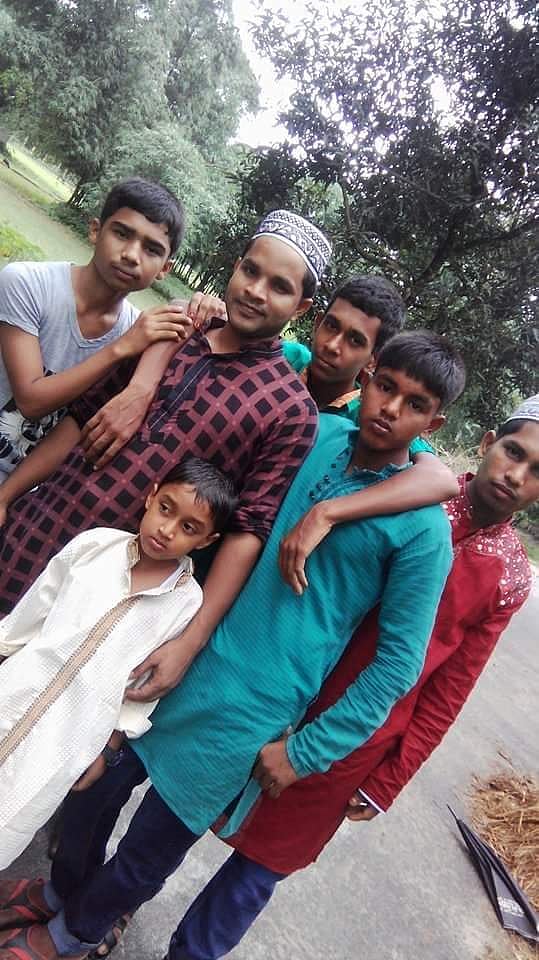 বন্ধু ও ছোট ভাইদের সঙ্গে এবারের ঈদ কেটেছে। ছবি পাঠিয়েছেন সাজেদুর রহমান।