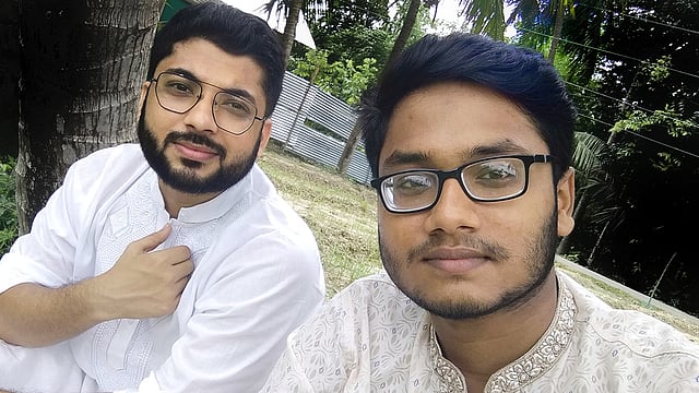 ঈদের দিনে আড্ডার ফাঁকে দুই বন্ধুর সেলফি। তাবারক হোসেন এবং তার ছোটবেলার বন্ধু আবদুল্লাহ সালমান।