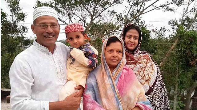 করোনাকালে বাড়ির ছাদে দাদা, দাদি ও মায়ের সঙ্গে ছোট্ট রিশানের ঈদ উপযাপন। খুলনা থেকে ছবিটি পাঠিয়েছেন ইশতিয়াক রহমান।