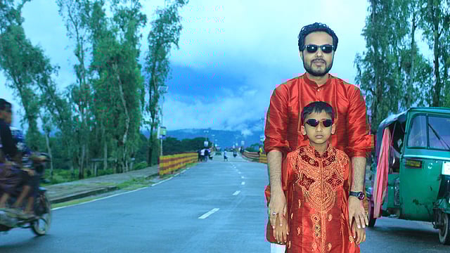 শুভ দিনের আশায় নতুন স্বপ্ন নিয়ে ছেলে তাওহীদকে নিয়ে ঈদের নামাজ আদায় করলাম। মো. ইকবাল হোসেন, জাফলং, গোয়াইনঘাট, সিলেট।