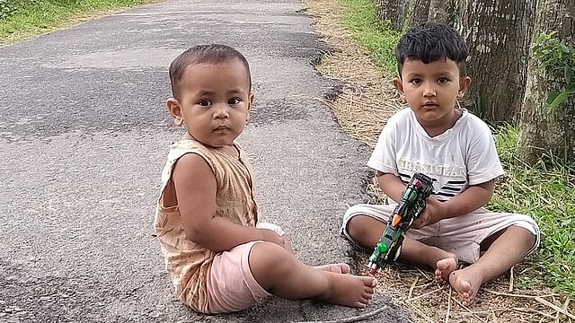 ঈদের তৃতীয় দিন সড়কেই হেসে-খেলে পার করছে ওয়ারেছ ও জাবির। ছবি: রফিক আহমদ খান, বৈরাগ, আনোয়ারা, চট্টগ্রাম।