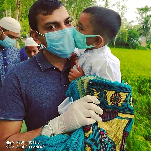 ভাতিজা কোলে করে নিয়ে ঈদের নামাজে গিয়েছিলেন ঢাকা বিশ্ববিদ্যালয় শিক্ষার্থী নাহিদ হাসান। সিরাজগঞ্জ থেকে ছবি পাঠিয়েছেন।