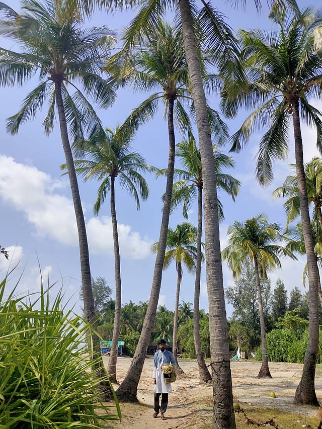 সেন্ট মার্টিনে ঈদের দিনে এনজামুল হক।