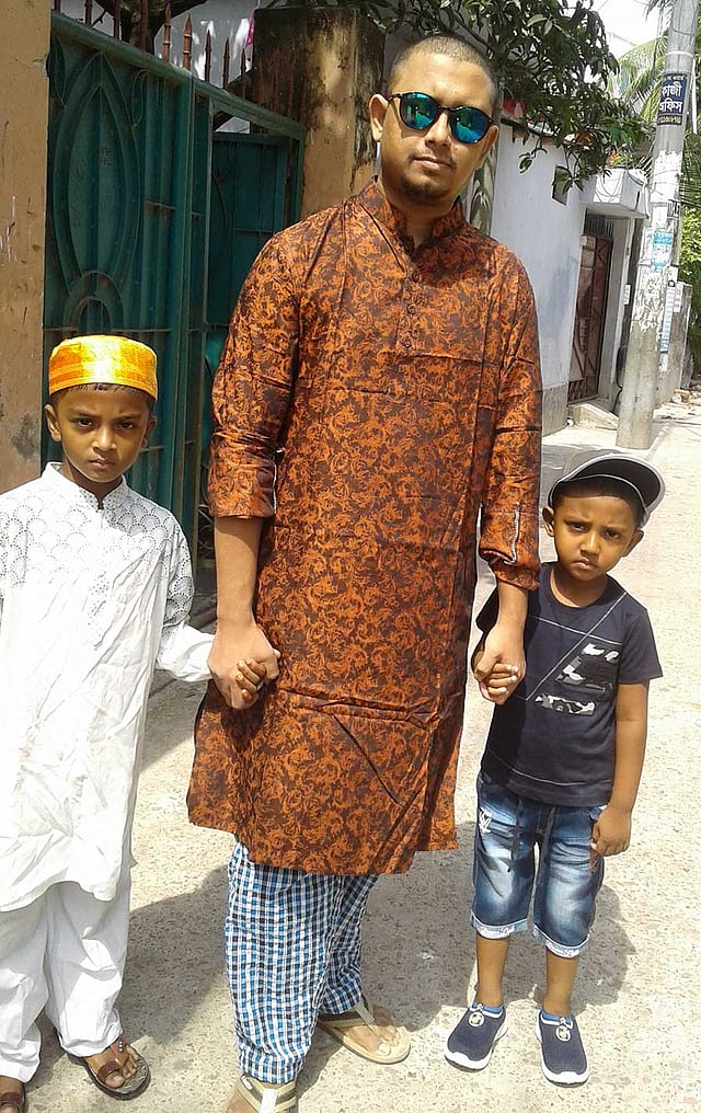 পাড়ার ছোট ভাইদের সঙ্গে ঈদ উদ্‌যাপন করেছেন খুলনার মো. ইয়াছিন আরাফাত।