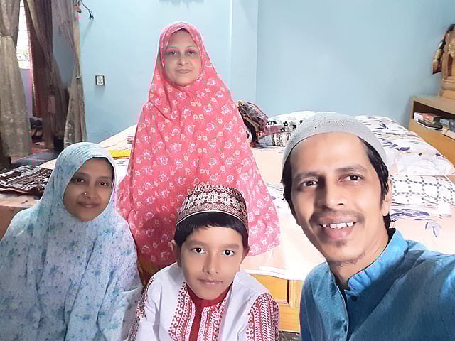 পরিবারের সদস্যদের নিয়ে ঘরেই এবারের ঈদ উদ্‌যাপন। মৌলভীবাজার থেকে ছবি পাঠিয়েছেন রাসেল আবদুল্লাহ।