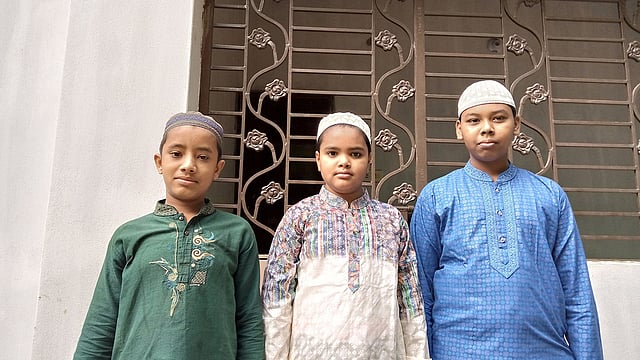 পাঞ্জাবি পরে তিনজন লাইনে দাঁড়িয়ে। ছবিটি তুলে পাঠিয়েছেন রাশেদ রিপন।