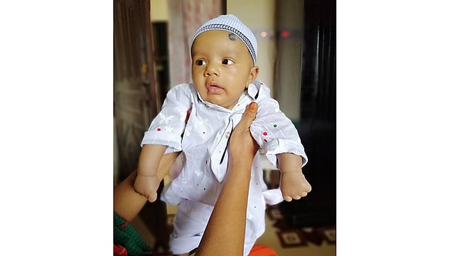 ছোট্ট শিশুকে নিয়ে ঈদের আনন্দ উদ্‌যাপনের ছবিটি এসেছে বরগুনা থেকে।
