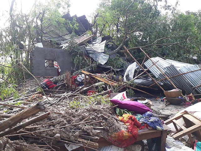 প্রচণ্ড ঝড়-বৃষ্টিতে গাছ পড়ে বিধ্বস্ত হয়েছে ঘরবাড়ি। খলিশাগাড়ী এলাকা, ক্ষেতলাল, জয়পুরহাট, ২৭ মে। ছবি: রবিউল ইসলাম