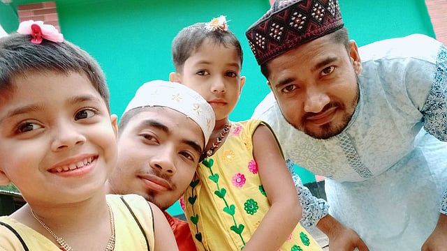 ঈদের দিন ভাই ও ভাতিজিদের সঙ্গে মো. হাসিবুল ইসলাম শান্ত। তিনি মাগুরা থেকে ছবিটি পাঠিয়েছেন।
