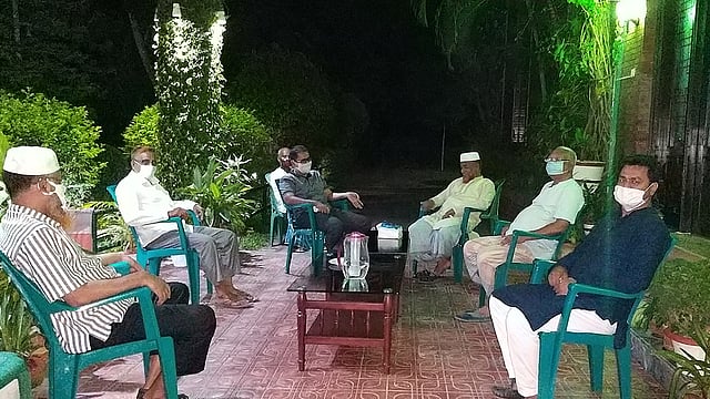 আলোকিত মানুষ বীর মুক্তিযোদ্ধা লিয়াকত আলী চৌধুরীর আমন্ত্রণে ঈদের দিন সন্ধ্যায় স্বাস্থ্যবিধি মেনে ঈদ আড্ডা। ছবি: রফিক আহমদ খান, আনোয়ারা, চট্টগ্রাম।