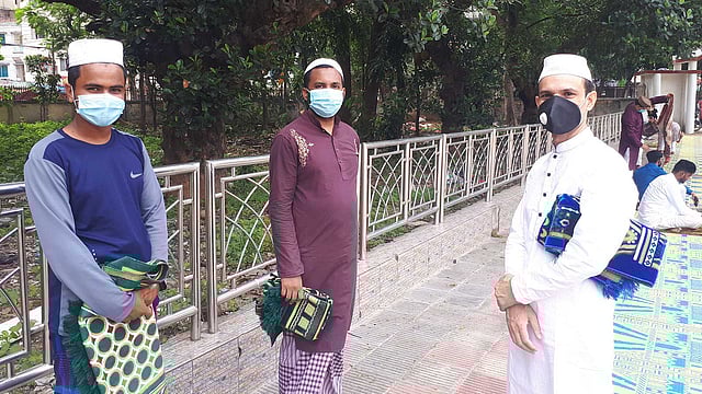 ঈদের দিন প্রিয়জনদের সঙ্গে মো. আনোয়ারুল হক।