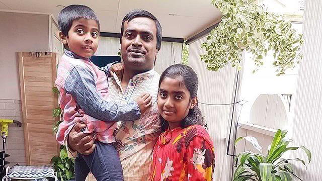 ঈদের দিন ১০ বছরের মেয়ে তাহিয়া আর ৪ বছরের ছেলে রায়ানের সঙ্গে মো. ইয়াকুব আলী। তিনি ছবিটি পাঠিয়েছেন অস্ট্রেলিয়ার সিডনি থেকে।