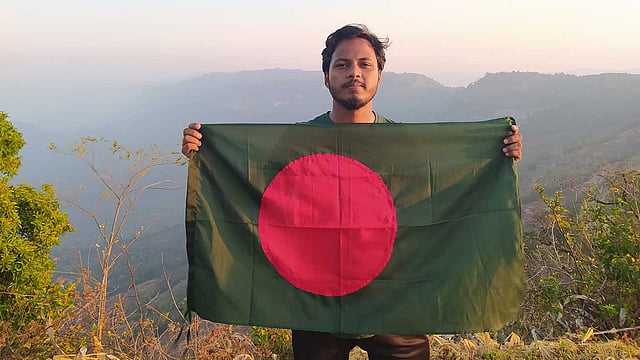 সমতল থেকে ৪ হাজারের বেশি ফুট ওপরে ওঠার পর বাংলাদেশের পতাকা হাতে। ছবি: সংগৃহীত