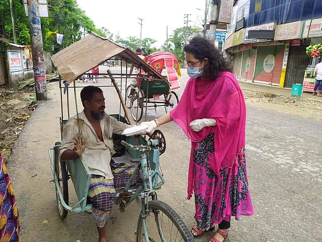 সন্ধানীর সদস্যরা মানুষের কাছে খাবার পৌছে দিচ্ছেন। ছবি: সন্ধানী