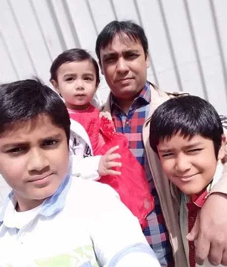 ঈদের আনন্দে সন্তানদের সঙ্গে জাহিদ হোসেন। ছবি: সংগৃহীত