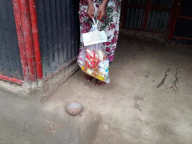 ঘরে ঘরে গিয়ে খাবার পৌছে দেওয়া হয়েছে। ছবি: সন্ধানী