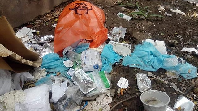 করোনা রোগীদের চিকিৎসা কেন্দ্র কমলাপুর রেলওয়ে জেনারেল হাসপাতাল মেডিকেল বর্জ্যগুলো সম্প্রতি এভাবে বাইরে ফেলে রেখেছিল। ছবি: সংগৃহীত