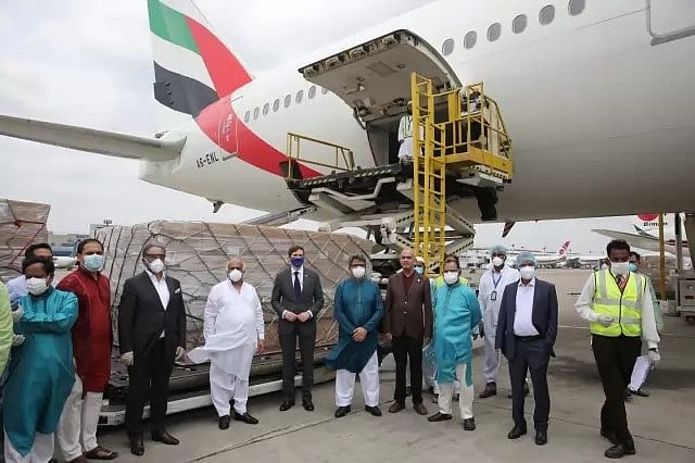 বেক্সিমকোর কারখানায় তৈরি হওয়া পিপিইর প্রথম চালান আনুষ্ঠানিকভাবে হস্তান্তর অনুষ্ঠান। ২৫ মে হজরত শাহজালাল আন্তর্জাতিক বিমানবন্দরে। ছবি: ইমপ্যাক্ট পিআরের সৌজন্যে