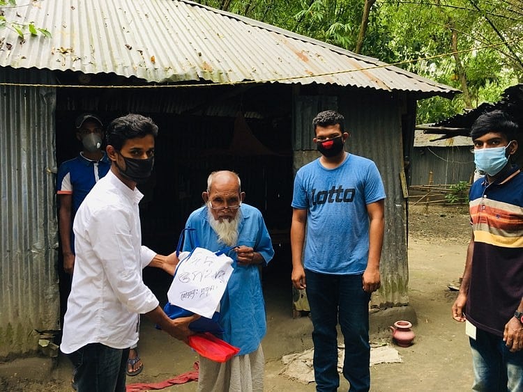 বাড়ি বাড়ি গিয়ে অসহায়দের মধ্যে ঈদের উপহার তুলে দিচ্ছেন প্রজন্মের সদস্যরা। ছবি: সংগৃহীত