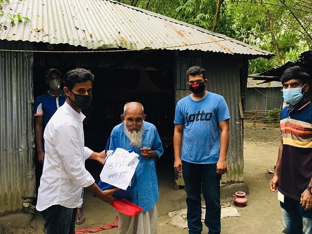 বাড়ি বাড়ি গিয়ে অসহায়দের মধ্যে ঈদের উপহার তুলে দিচ্ছেন প্রজন্মের সদস্যরা। ছবি: সংগৃহীত