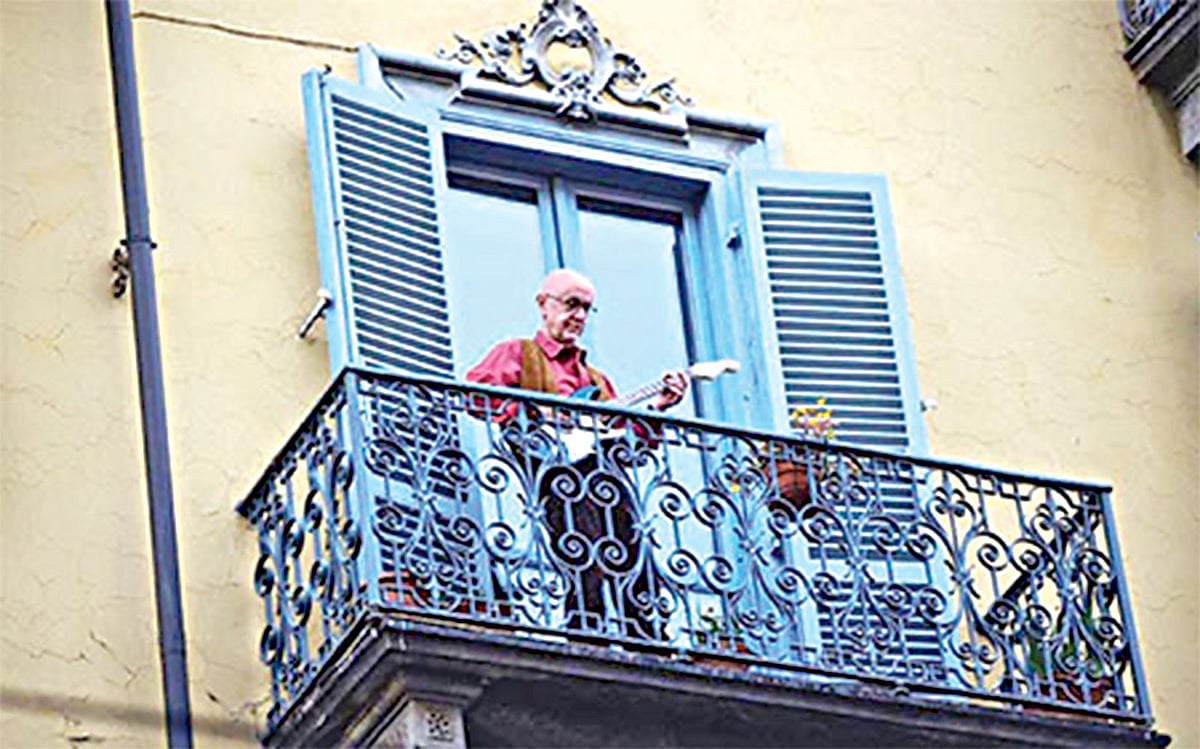 এই ঘরবন্দীকালে নাগরিক জীবনে ব্যালকনিগুলোই হয়ে উঠেছে বিরাট এক সহায়