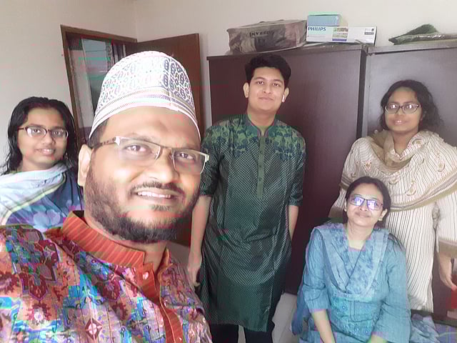 একই রকম দেখতে দুই বোনেরে বাবা গত ২৩ এপ্রিল মারা গেছেন। এবার তাঁরা ঈদ করছেন খালাতো ভাইবোনদের সঙ্গে। ছবি পাঠিয়েছেন তাঁদের খালু কামরুজ্জামান ।