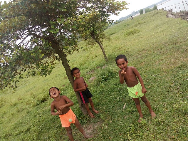 ঈদের নামাজ পড়ে এসে এদের নিয়ে করতোয়া নদীর ধারে ঘুরতে বেরিয়েছিলাম। ছবির পোজ দিতে বলায় এভাবেই হেসে কুটিকুটি হয় তারা। মো. নজরুল ইসলাম, দেবীগঞ্জ, পঞ্চগড় থেকে।