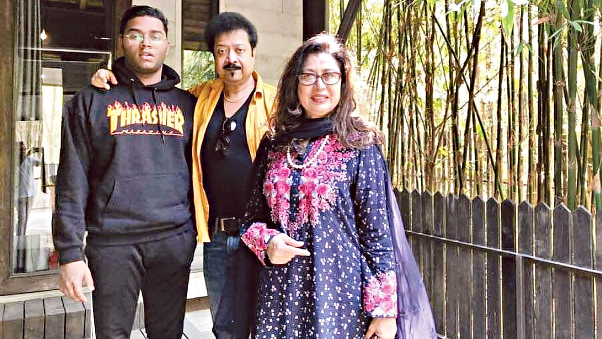 স্ত্রী নাইমা ও সন্তান নিবিড়ের সাথে কুমার বিশ্বজিৎ