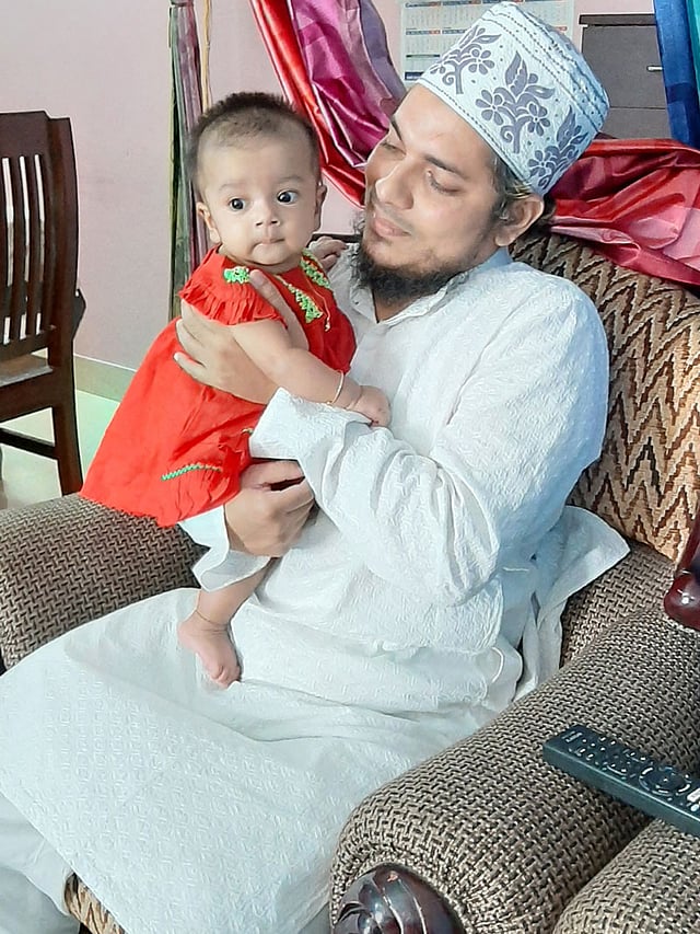 আরোয়ার প্রথম ঈদ। কিন্তু এই ঈদ তো ব্যতিক্রম ঘরবন্দী ঈদ। তাই ঈদের নামাজ শেষে বাবা বাসায় ফিরে এলে বাবা-মেয়ের খুনসুটি। খুলনার মুজগুন্নি আবাসিক এলাকা থেকে মাহমুদ।