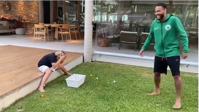 ছেলেকে বোকা বানাচ্ছেন নেইমার। ছবি: ইনস্টাগ্রাম