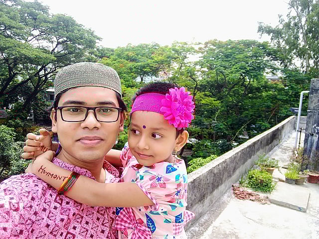 ঈদের দিন সকালে বাসার ছাদে ভাগ্নীকে কোলে নিয়ে। ছবি পাঠিয়েছেন আবুল বরকত, শিক্ষার্থী, জাহাঙ্গীরনগর বিশ্ববিদ্যালয়।