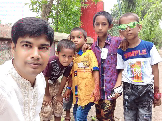 ঈদ, প্রিয়জনের ছবি। শার্ট-প্যান্টের স্টিকার যুক্ত ছবি। শৈশব স্মৃতি। মুহাম্মদ বরকত আলী, মেহেরপুর সদর।