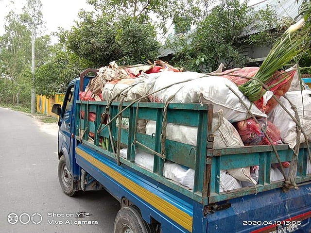 ত্রাণের খাবার যাচ্ছে জেলায় জেলায়। ছবি: সংগৃহীত