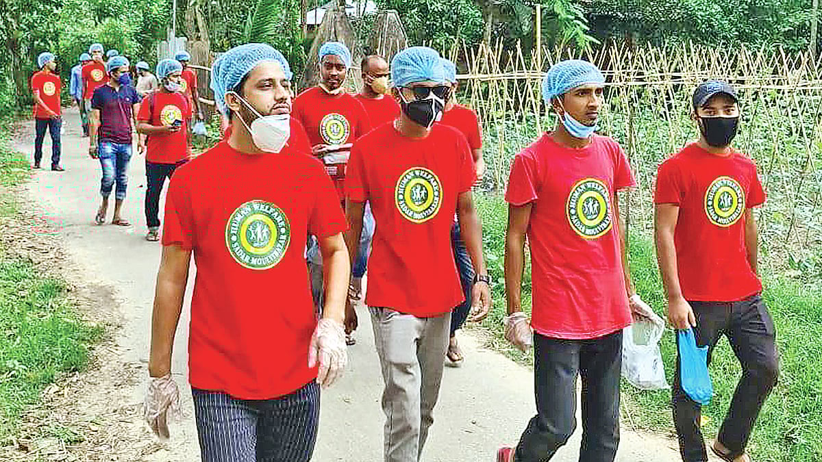 হিউম্যান ওয়েলফেয়ার অ্যাসোসিয়েশনের কর্মীরা শাকসবজির বীজ ঘরে ঘরে পৌঁছে দিচ্ছেন। ২০ মে মৌলভীবাজার সদরের কামালপুরে। ছবি: প্রথম আলো