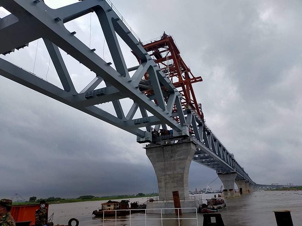পদ্মা সেতুর ৩০তম স্প্যান আজ শনিবার সকাল ৯টা ৩৫মিনিটে শরীয়তপুরের জাজিরা প্রান্তে সেতুর ২৬ ও ২৭ নম্বর পিয়ারের ওপর বসানো হয়েছে। ছবি : সংগৃহীত