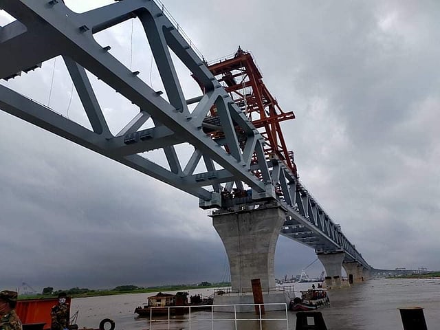 পদ্মা সেতুর ৩০তম স্প্যান আজ শনিবার সকাল ৯টা ৩৫মিনিটে শরীয়তপুরের জাজিরা প্রান্তে সেতুর ২৬ ও ২৭ নম্বর পিয়ারের ওপর বসানো হয়েছে। ছবি : সংগৃহীত