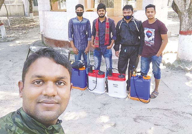 করোনার প্রাদুর্ভাব শুরুর দিকে জনবহুল স্থানে জীবাণুনাশক স্প্রে করেছেন নাসিরুল আলম মণ্ডল