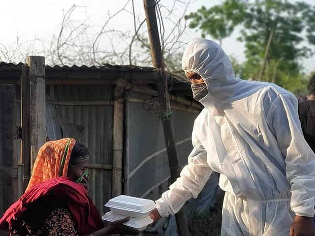 রাস্বায় থাকা ভাসমান মানুষকে খাবার রান্না করে দিয়েছে ঘুড্ডি ফাউন্ডেশন।ছবি: সংগৃহীত