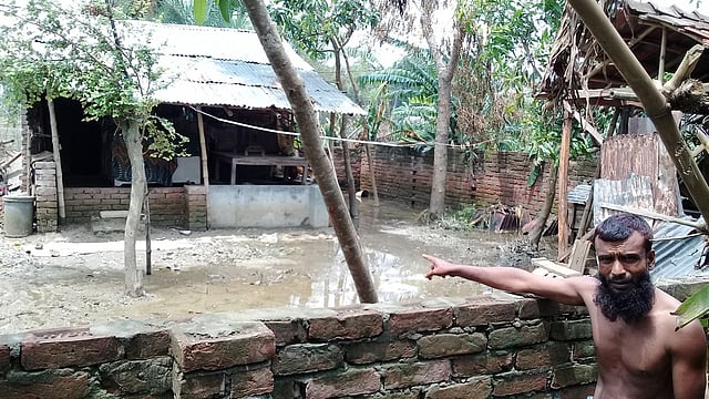 ঘূর্ণিঝড় আম্পানের দিন থেকে পরিবারগুলো পানিবন্দী হয়ে রয়েছে। ছবি: প্রথম আলো