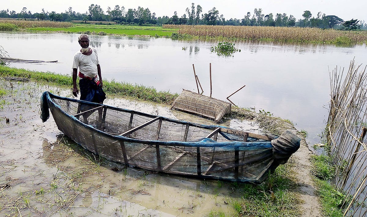 প্রতিদিন সন্ধ্যায় এই নৌকাটির কাঠের বাটামের সঙ্গে চার-পাঁচটি বড় ইট ও গাছের ছোট ডাল-পাতা দিয়ে পানির মধ্যে ডুবিয়ে রাখেন। পরদিন সকালে নৌকাটি পানি থেকে তুললে বিভিন্ন ধরনের ছোট মাছ পাওয়া যায়। কাশিয়াবালা, মির্জাপুর, শেরপুর, বগুড়া। ছবি: সবুজ চৌধুরী