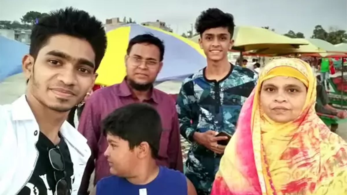 ঈদের দিন বরিশালের বাসিন্দা আবদুল্লাহ আল হাসিবের পরিবারের সদস্যরা।