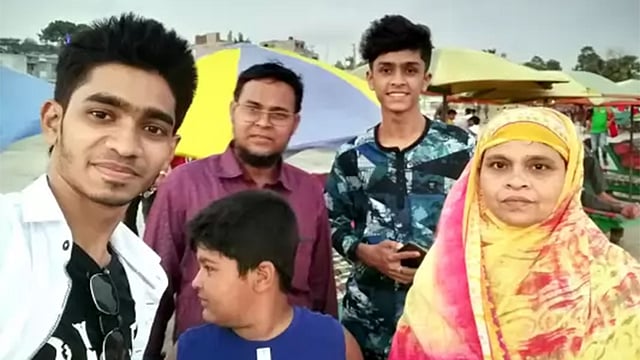ঈদের দিন বরিশালের বাসিন্দা আবদুল্লাহ আল হাসিবের পরিবারের সদস্যরা।