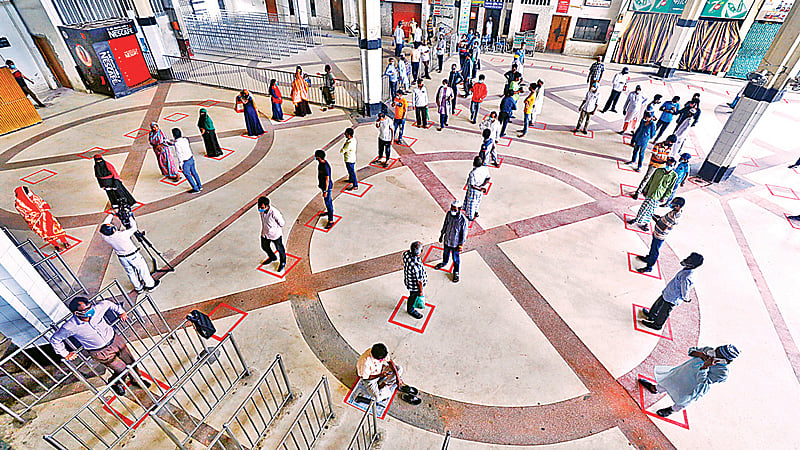 সামাজিক দূরত্ব বজায় রাখা নিশ্চিত করতে টিকিটের সারিতে ‘বক্স’ চিহ্ন এঁকেছে রেলওয়ে কর্তৃপক্ষ। সকাল থেকেই সেখানে দাঁড়িয়ে অপেক্ষা করছেন টিকিটপ্রত্যাশীরা। দুপুরে জানানো হয় সংক্রমণ এড়াতে সব টিকিটই অনলাইনে বিক্রি হবে। গতকাল বেলা একটার দিকে রাজধানীর কমলাপুর রেলওয়ে স্টেশনে। ছবি: দীপু মালাকার