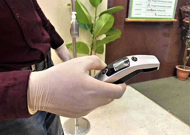 প্রতিটি প্রতিষ্ঠানের নিজস্ব স্বাস্থ্যসেবা গ্রহণ করুন। ছবি: রজত কান্তি রায়