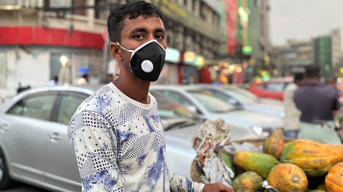 বাইরে মাস্ক ব্যবহার করুন। ছবি: রজত কান্তি রায়