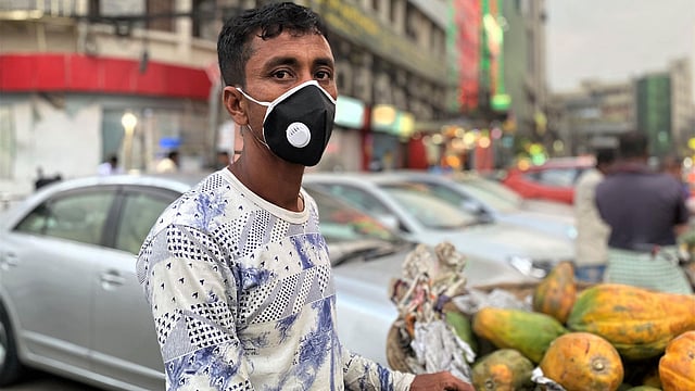 বাইরে মাস্ক ব্যবহার করুন। ছবি: রজত কান্তি রায়