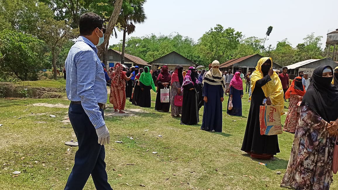 করোনাকালে নানা কিছু করছেন নগরকান্দার এসি ল্যান্ড আহসান মাহমুদ