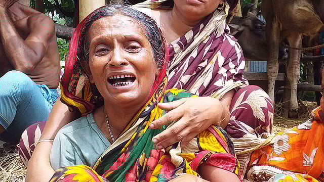 অপহরণকারীদের গুলিতে সন্তানের মৃত্যুর খবর শুনে কান্নায় ভেঙে পড়েন আসাদুলের মা শুভতারা বেগম। ছবি: প্রথম আলো